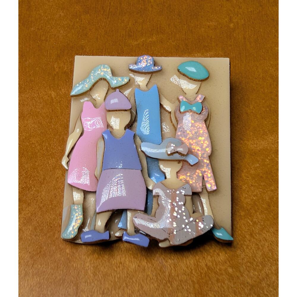 Vtg Designs By Lucinda Pin Brooch Family Portrait 1.5x2" Beige Pastels Folk Art